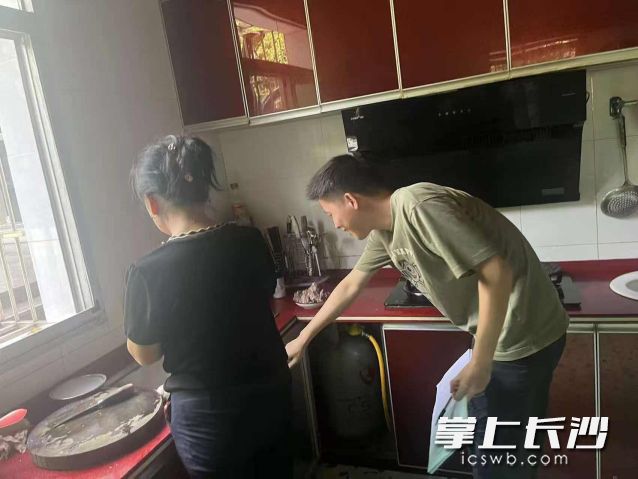 工作人员入户排查隐患。