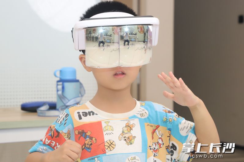 一名患儿正在做训练。 一名患儿正在做训练。
