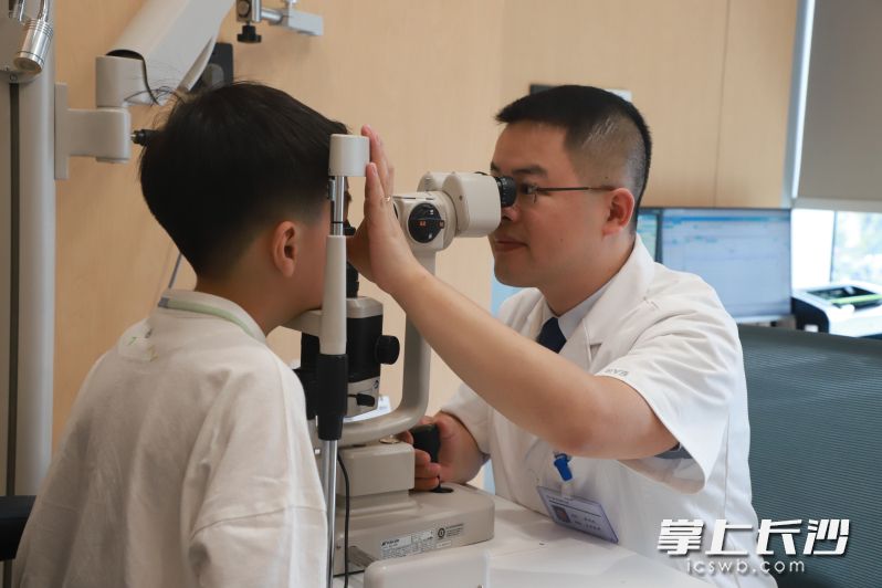 温龙波正在为一名儿童看诊。均为通讯员供图 温龙波正在为一名儿童看诊。均为通讯员供图
