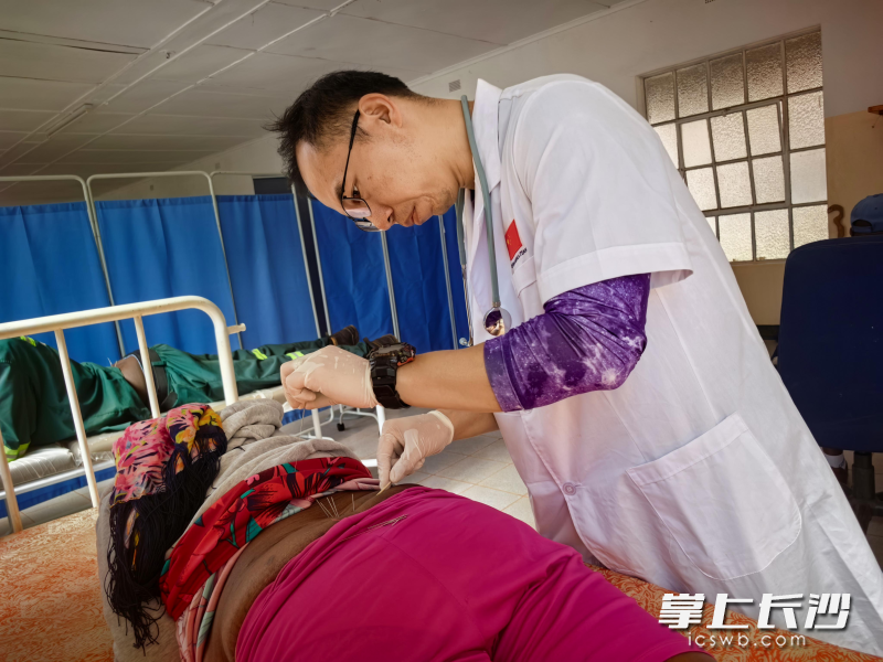 彭杰、李炫京医生巧用针灸、推拿、艾灸等绿色中医疗法，化解长久病痛。均为受访者供图