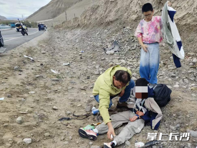 车国良查看患儿伤势,儿子见状脱下自己的外套为患儿保暖。 车国良查看患儿伤势,儿子见状脱下自己的外套为患儿保暖。