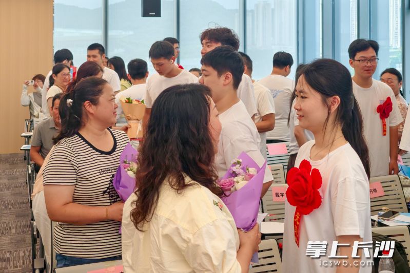 现场，全场准大学生同时把亲手写下的信交到父母手中，为父母献花、拥抱父母。除署名外均为 湘江早报全媒体记者 罗钟杰 摄