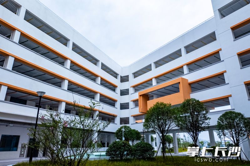 学校规划办学规模48个教学班，总建筑面积约3.3万平方米。