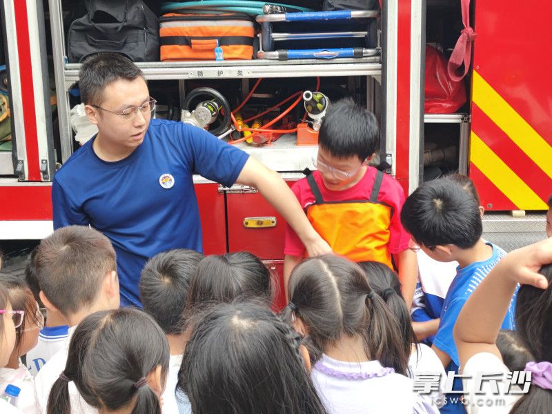 孩子们参观消防车等救援装备。 长沙晚报通讯员 刘伟供图