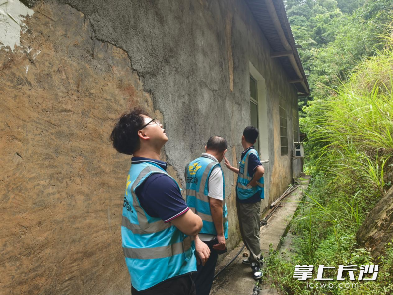 市质安站组织技术骨干们开展现场检测。 均为市质安站供图