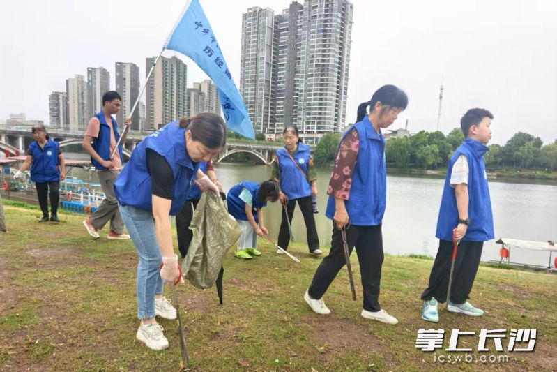志愿者在沩水河畔开展环保活动。均为长沙晚报全媒体记者 张禹 通讯员 李爱亮 摄影报道