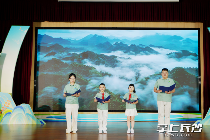 活动现场，“生态环境法典答题积分王”小程序正式上线。