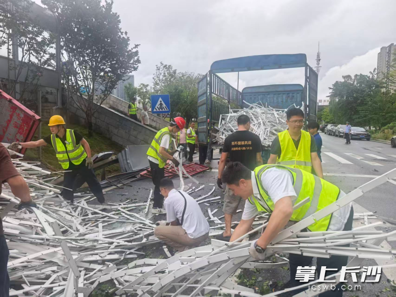 市城管局桥隧事务中心紧急集结专业抢险力量、调配清运器械与作业设备帮助恢复通行。市城管局供图