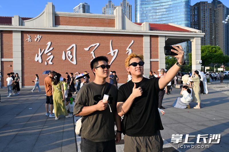 今日下午，恰同学少年广场人头攒动，来自全国各地的游客纷纷慕名前来打卡留念。 均为长沙晚报全媒体记者王志伟、实习生周久杰摄