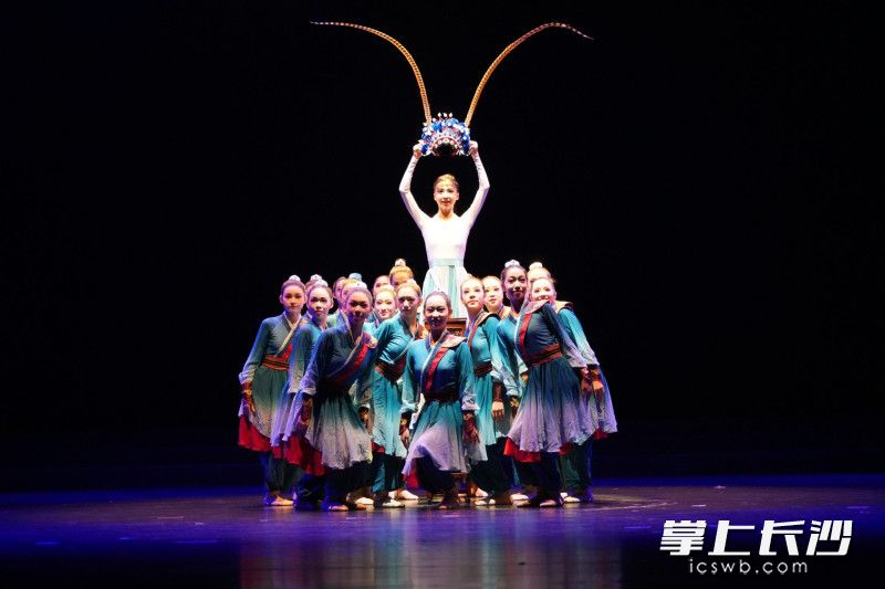 真正让这支舞“活”起来的，是多年来校园戏曲美育的持续浸润。