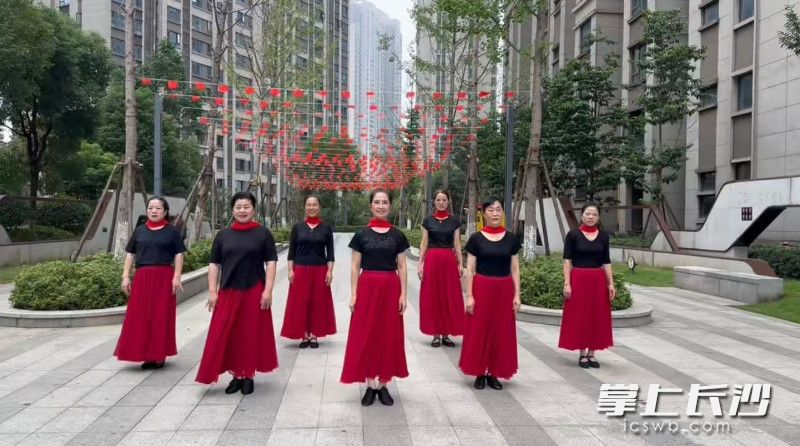 居民蔡丽云带领银龄队伍在“楼下”编排节目。