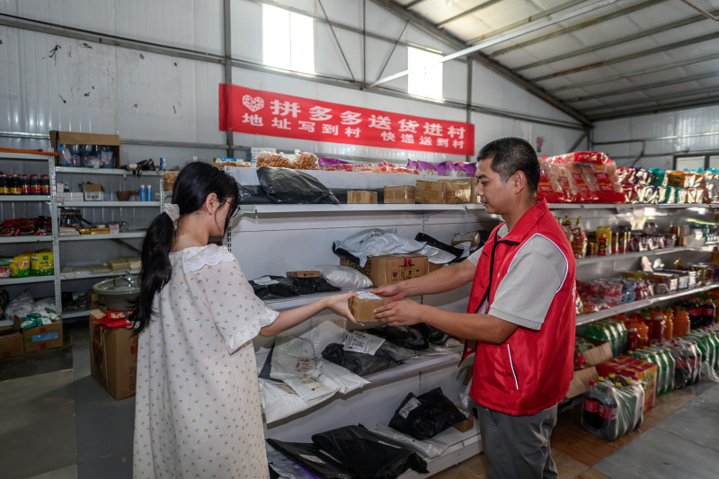 村民在村口超市即可便捷取件，这也为乡村小店带来了更多客流。