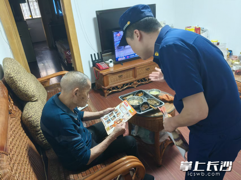 图为消防人员上门为老人送消防宣传资料。 通讯员 贺琨 摄