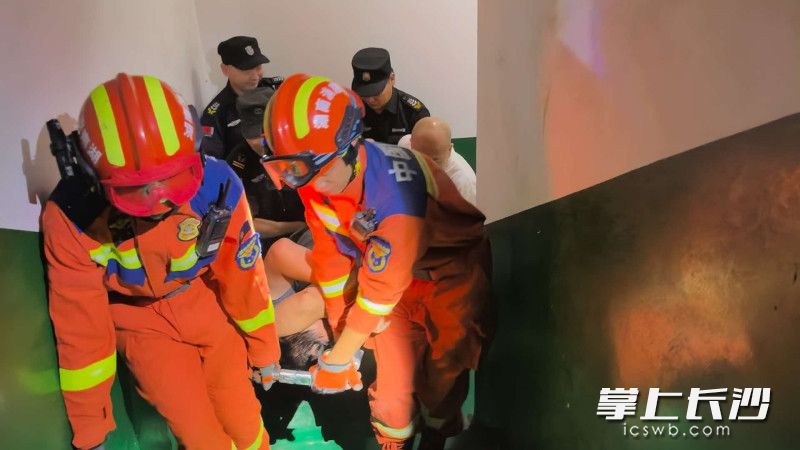 消防正在救援。 通讯员 宾顺富 摄
