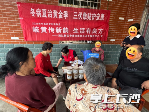 在含浦街道芝字港村，含浦中心的家庭医生免费为居民进行义诊。均为通讯员 张磊 供图