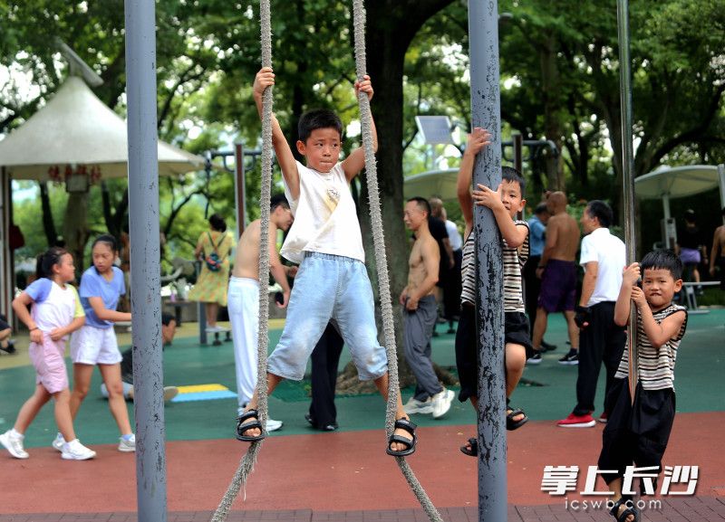 晨练中，孩子们的筋骨变结实。