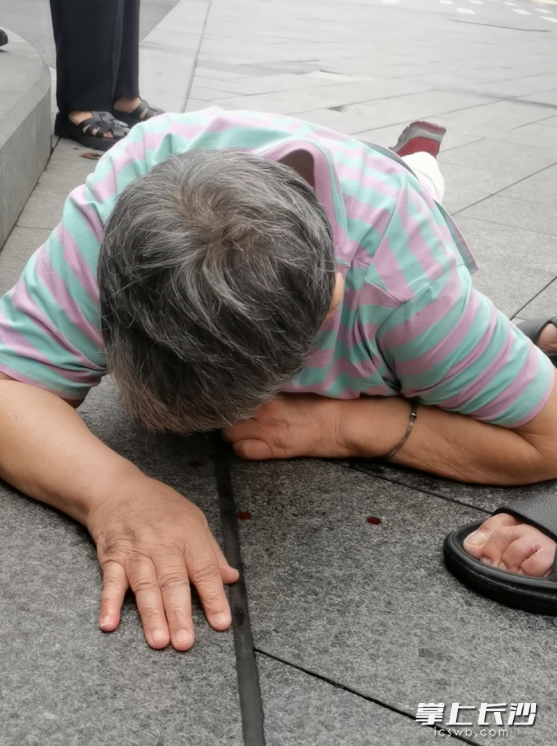 老人摔倒在地,因骨折无法自己站起来。均为长沙晚报通讯员 杨金杰 供图 老人摔倒在地,因骨折无法自己站起来。均为长沙晚报通讯员 杨金杰 供图