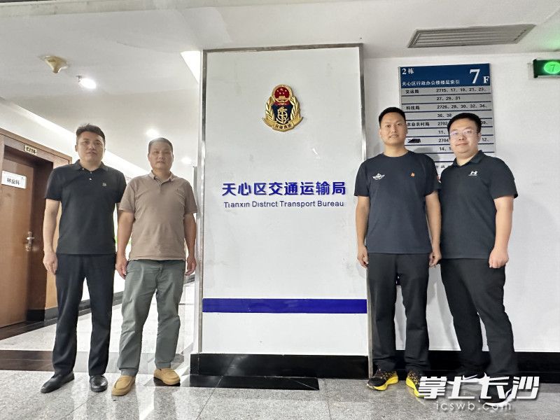 家属杨先生(左二)前来感谢胡外云(右二)。 家属杨先生(左二)前来感谢胡外云(右二)。