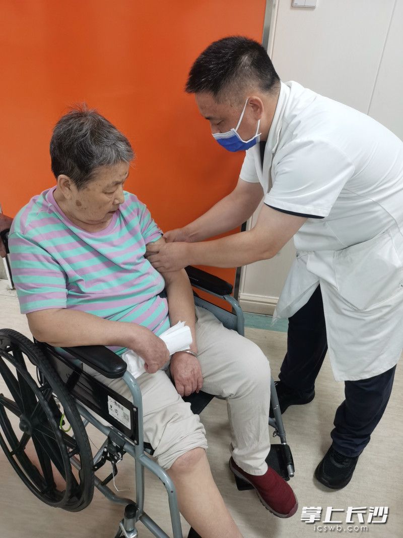 老人在接受治疗。 老人在接受治疗。