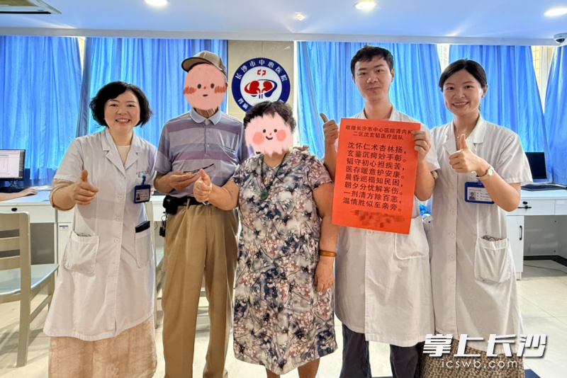 在第九个中国医师节来临前夕，一名患者及家属将一份工工整整、打印好的原创诗稿送到医生手中以表感激之情。 通讯员供图