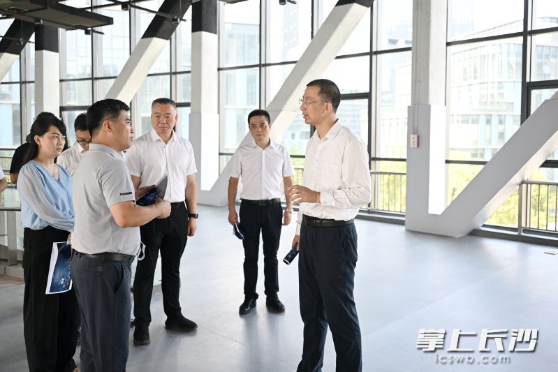 在东方艺云科技有限公司了解企业生产经营计划、产品服务供给、总部大楼装修等情况。均为 湘江早报全媒体记者 张圣贺 摄 在东方艺云科技有限公司了解企业生产经营计划、产品服务供给、总部大楼装修等情况。均为 湘江早报全媒体记者 张圣贺 摄