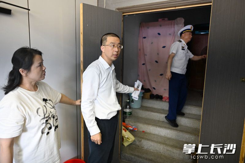 在小区底商经营场所督促整改违规封堵占用疏散楼梯问题。