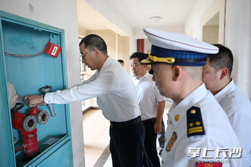 在小区楼道督促整改消防设施损坏问题。均为 湘江早报全媒体记者 张圣贺 摄