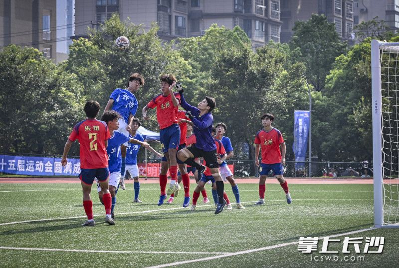 长沙队门前争顶。