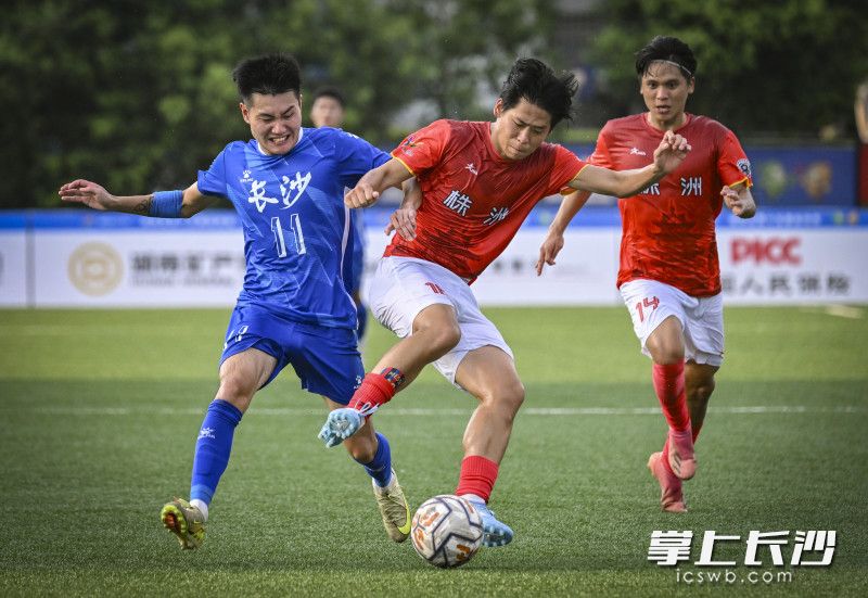 双方激烈拼抢。