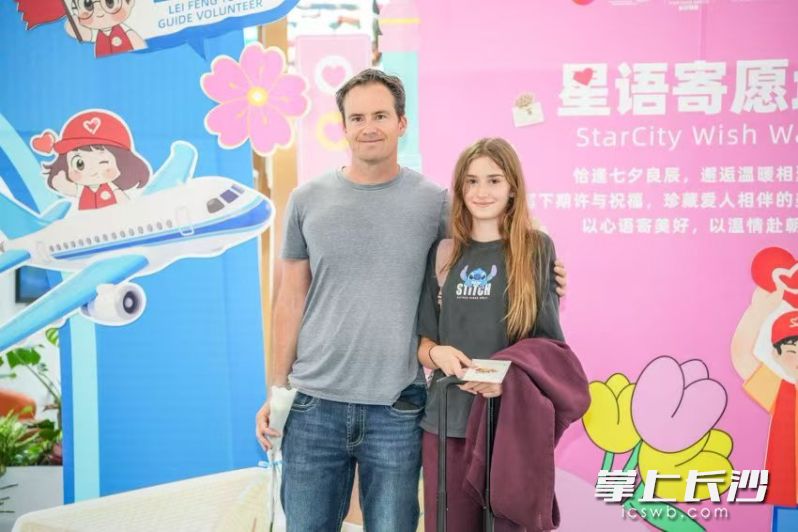外国游客合影。