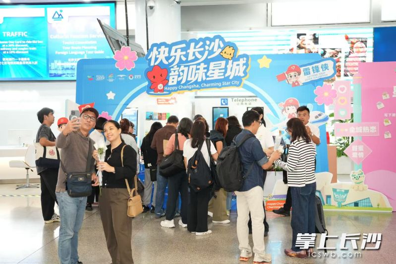 志愿者为游客服务。