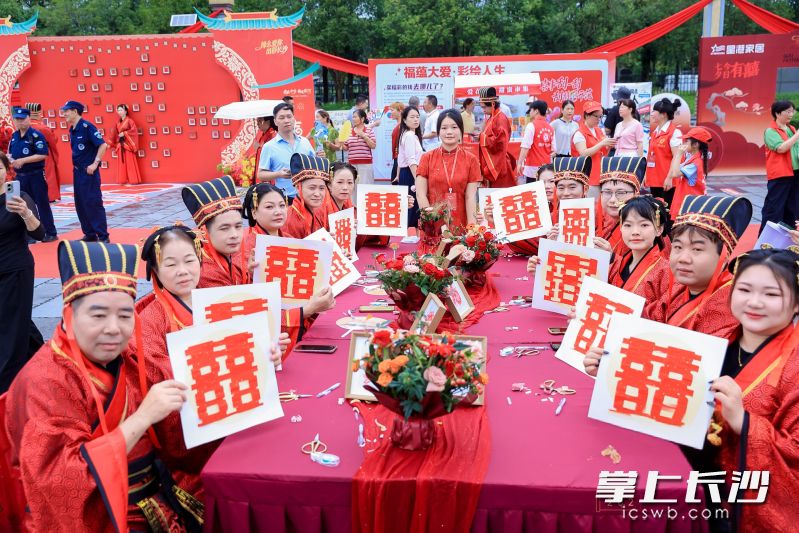 乞巧新韵体验区欢声笑语，大家跟着手作老师剪喜字、制香囊，感受七夕民俗魅力。