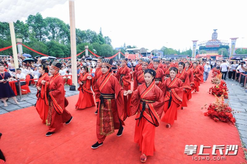 七夕佳节，“爱在宁乡・情定炭河”2026年宁乡市集体婚礼，在炭河里青铜博物馆广场温情启幕。