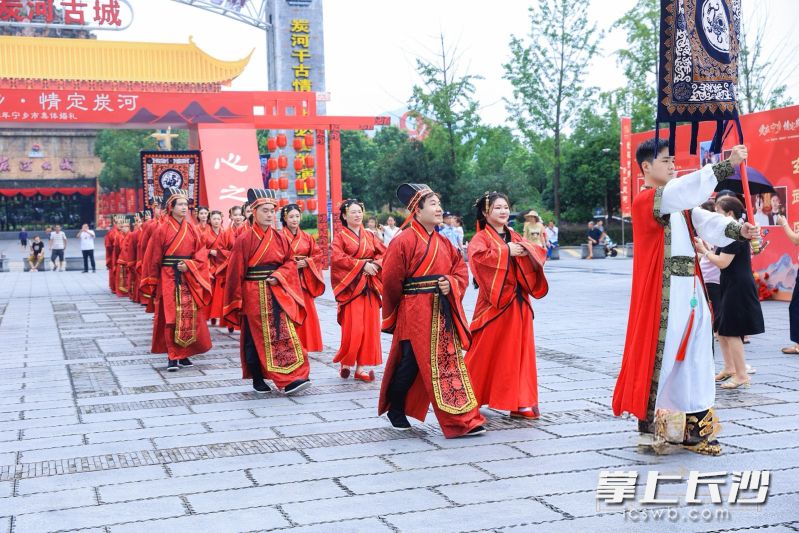 28对新婚佳偶、4对银婚夫妻齐聚于此，以三千年青铜文明作见证，完成一场沉浸式周制中式婚典。除特别署名外，均由长沙晚报全媒体记者 张禹 摄