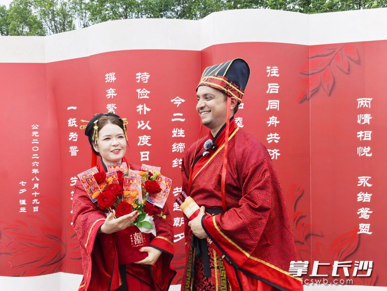 来自印度的新郎博儒（中文名）满脸喜悦，作为宁乡碧桂园学校的教师，他早已把宁乡当成第二故乡，妻子蒋芳则是土生土长的湖南姑娘。