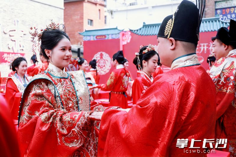 夫妻执手同心。