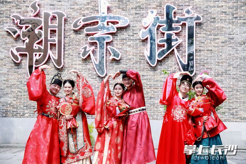 潮宗街上喜庆大婚“穿越”到盛唐。 均为长沙晚报通讯员周瑶供图