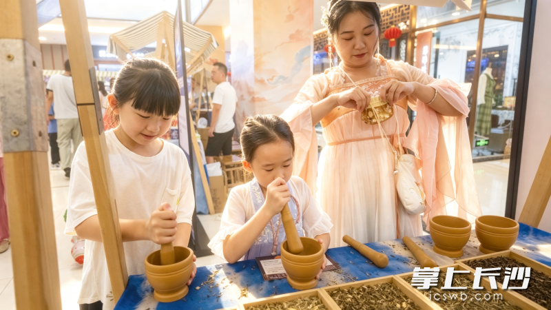 孩子们现场体验。