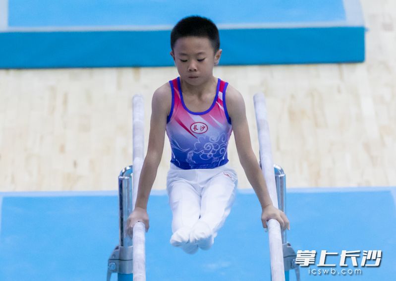 伍奕鸿在双杠比赛中。
