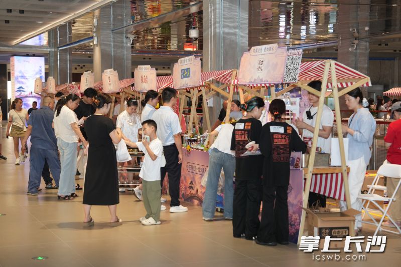 8月19日，“芙蓉浪漫·爱如浏水”2026长沙市芙蓉区甜蜜生活消费嘉年华暨七夕城市爱情主题活动在TX长沙年轻力中心举行。 均为通讯员供图
