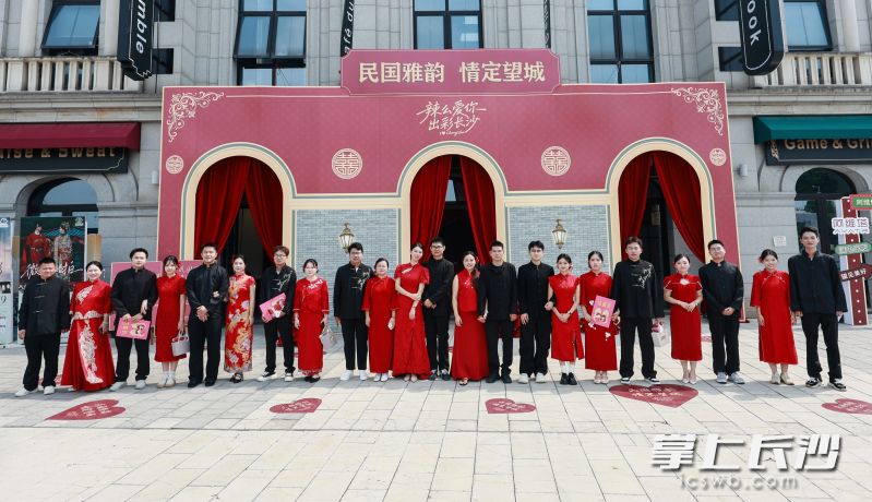 新人们以满满的仪式感定格婚恋美好。 新人们以满满的仪式感定格婚恋美好。