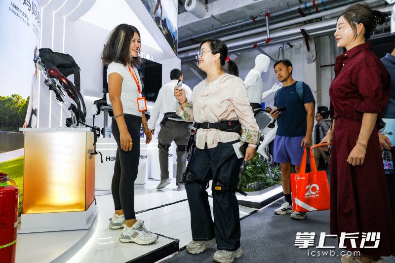 本报记者体验国产运动外骨骼机器人。