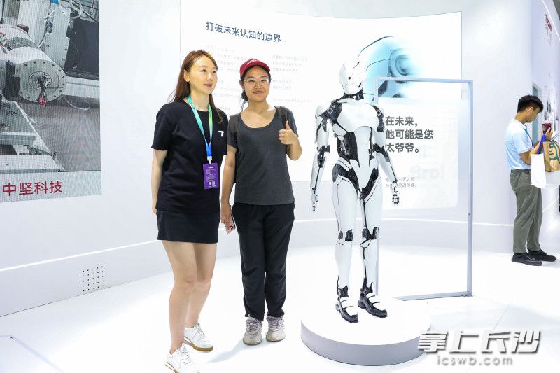 游客与机器人合影。