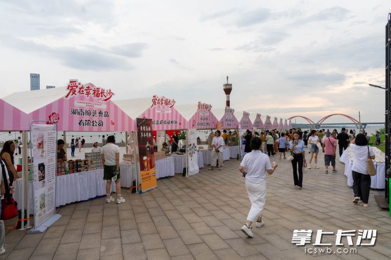 精心打造的青年文创与生活体验集市人气十足。