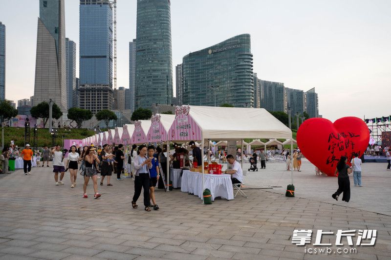 精心打造的青年文创与生活体验集市人气十足。