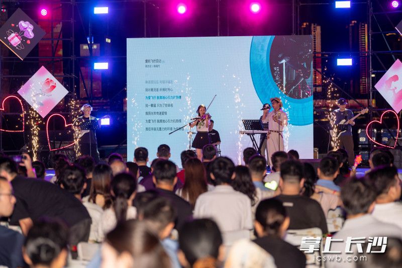 青年在轻松惬意的氛围中以歌会友、因趣结缘。 均为长沙晚报全媒体记者邓迪摄