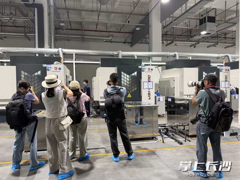 华实半导体车间内，摄影爱好者用快门记录下产品下线的瞬间。 长沙晚报全媒体记者 朱泽寰 摄