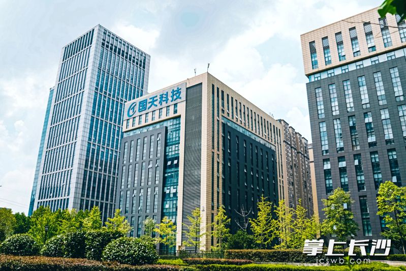 国天科技依托长沙高新区麓谷产业园浓郁的创新氛围和产业链配套，持续推动极端气候防护装备从“实验室”走向“应用场”。