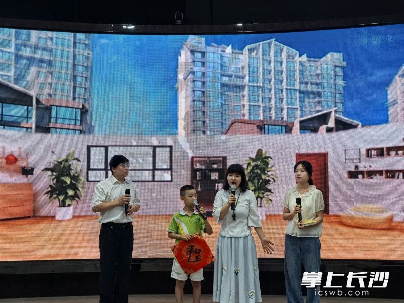 活动现场，尹俊力家庭带来家风传承文明小品《名字里的家风》。