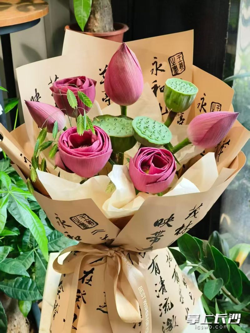 以荷花为“主角”的花束“荷你相遇”。